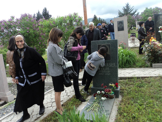 Мальчик навестил своего родного дядю...