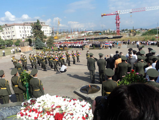 Проходит военный духовой оркестр.