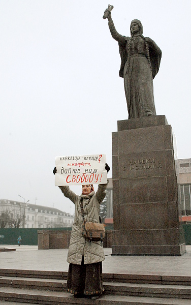 Одиночный пикет Л. Дороговой в ответ на события на Манежной площади против антикавказских настроений в Москве у памятника Марии, жене Ивана Грозного (к 400-летию добровольного присоединения Кабарды к России). 18 января 2011 г. Фото: Влад Каринин. Газета Юга.