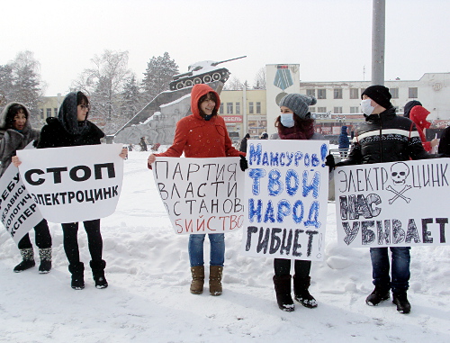 Северная Осетия, Владикавказ, 19 февраля 2012 г. Участники митинга против выбросов металлургического предприятия "Электроцинк". Фото Эммы Марзоевой для "Кавказского узла"