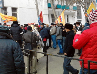 Астрахань, 10 марта 2012 г. Участники акции протеста несогласных с итогами выборов у здания думы Астраханской области. Фото Елены Гребенюк для "Кавказского узла"