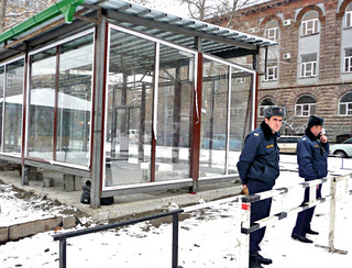 Полиция огородила от активистов ларьки в парке.  Армения, Ереван, 13 марта 2012 г. Фото Армине Мартиросян для «Кавказского узла»