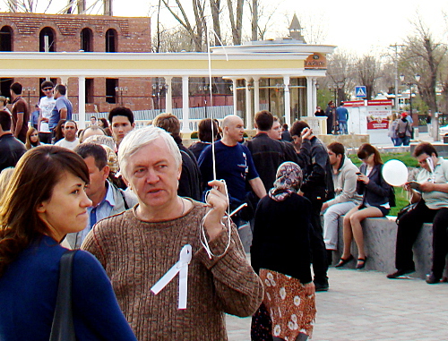 Астрахань, 13 апреля 2012 г. Иногородние активисты протестного движения, приехавшие, чтобы поддержать участников политической голодовки, расположились на площади имени Кирова. Фото Елены Гребенюк для "Кавказского узла"