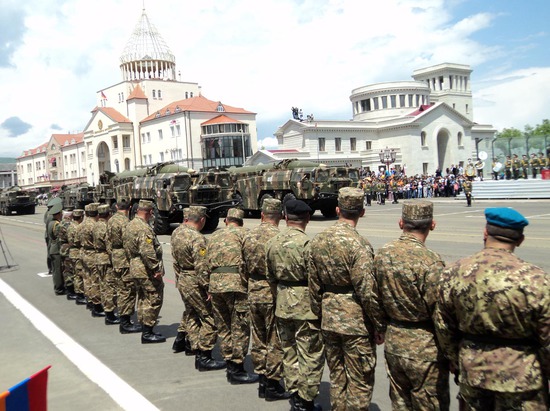 Военный парад в Степанакерте.