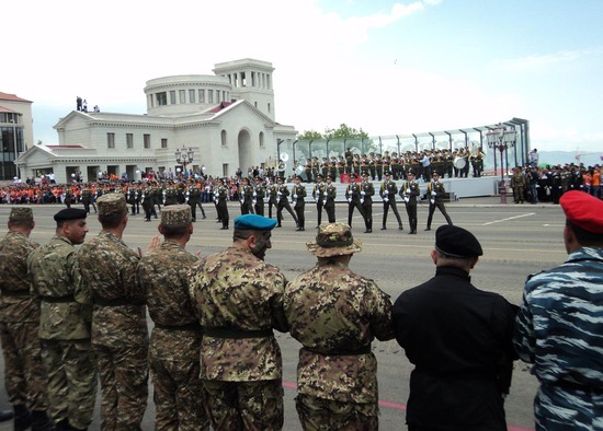 Солдаты с оружием жонглируют без проблем...