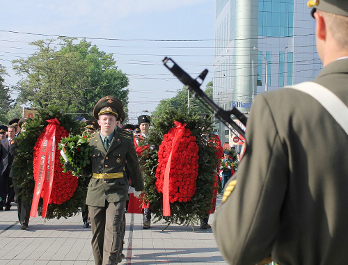 Курсанты возлагают цветы к "Вечному огню" на площади Памяти Героев. Краснодар, 9 мая 2012 г. Фото Андрея Кошика для "Кавказского узла"