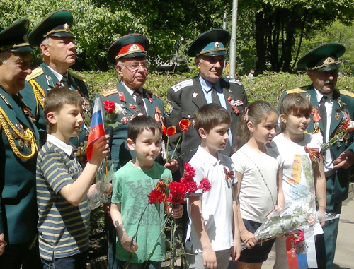 Ветераны Великой Отечественной войны с детьми на праздничном мероприятии в честь Дня Победы. Северная Осетия, Владикавказ, 9 мая 2012 г. Фото Эммы марзоевой для "Кавказского узла"