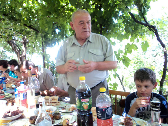 ...чтобы Роман, близкий родственник, вёл застолье - был тамадой.