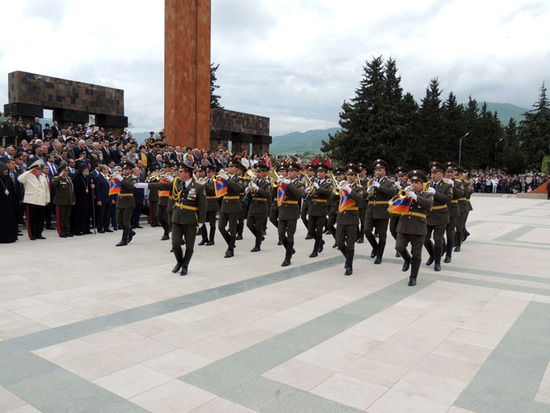 Проходит военный оркестр.