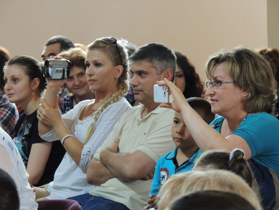 Родные снимают выступления на видео.