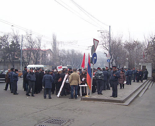 Акция протеста перед зданием КС, организованная АРФД, 12 января 2010 года. Фото "Кавказского Узла"