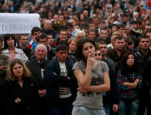 Несанкционированный митинг против террора перед домом правительства Северной Осетии. Владикавказ, 15 сентября 2010 года. Владимир Мукагов специально для "Кавказского узла"