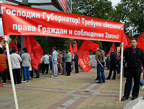 Митинг протеста в защиту прав дольщиков, против произвола судебных и правоохранительных органов и несоблюдения государственными органами законных прав граждан. Краснодар, 2 октября 2010 года. Автор фото Юрий Власов