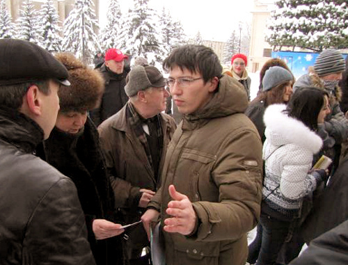 Жители Пятигорска, собравшиеся на акцию протеста "Хватит пилить Машук" перед зданием городской администрации. В центре - активист инициативной группы "Солнечный патруль" Михаил Паршин.  27 ноября 2011 г.  Фото Артемия Аверина, http://skfo.pro