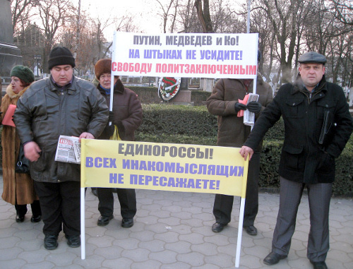 Пикет в защиту арестованного журналиста Александра Толмачева. Ростовская область, город Новочеркасск, 26 декабря 2011 г. Фото Олеси Диановой для "Кавказского узла"