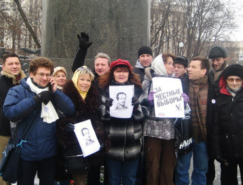 Участники флешмоба в поддержку жителей города Лермонтова Ставропольского края. Москва, Лермонтовская площадь, 23 февраля 2012 г. Фото Олега Краснова для "Кавказского узла"