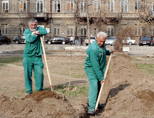 Работы по установке оросительной системы парка Маштоца. Ереван, Армения, 21 марта 2012 г. Фото Армине Мартиросян для "Кавказского узла"