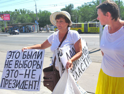 Задержана пенсионерка Галина Тихенко (на снимке слева) во время митинга оппозиции в Волгограде. 12 июня 2012 г. Фото Вячеслава Ященко для "Кавказского узла"