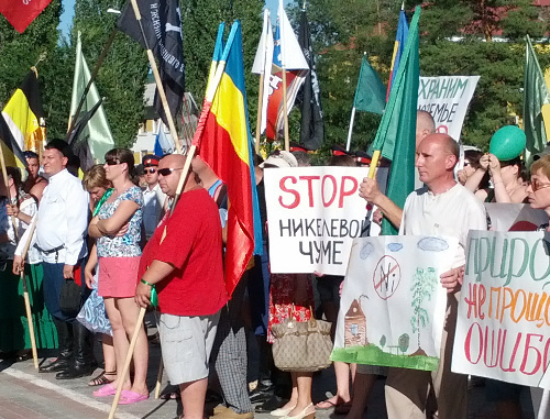 Митинг против разработки никелевых месторождений в Воронежской области. Волгоградская область, город Михайловка, 23 июня 2012 г. Фото Татьяны Филимоновой для "Кавказского узла"