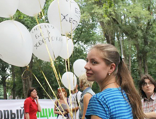 Участники пикета против жестокого обращения с животными. Краснодар, 15 июня 2013 г. Фото Андрея Кошика для "Кавказского узла"