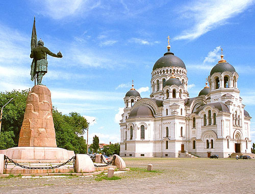 Новочеркасский кафедральный собор и памятник Ермаку. Новочеркасск, Ростовская область. Фото: Антон Денисенко, http://commons.wikimedia.org/