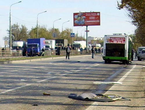 Взорванный автобус на остановке. Волгоград, 21 октября 2013 г. Фото пресс-службы ГУ МЧС Волгоградской области, http://www.34.mchs.gov.ru
