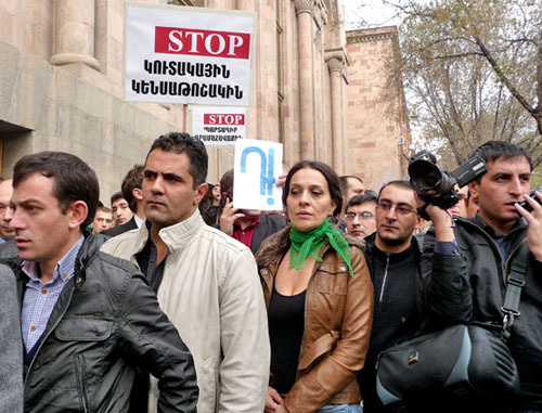 Акция протеста против новой накопительной пенсионной системы. Ереван, 15 ноября 2013 г. Фото Армине Мартиросян для "Кавказского узла"