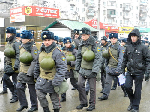 Сотрудники правоохранительных органов на улицах Волгограда. 30 декабря 2013 г. Фото Татьяны Филимоновой для "Кавказского узла"