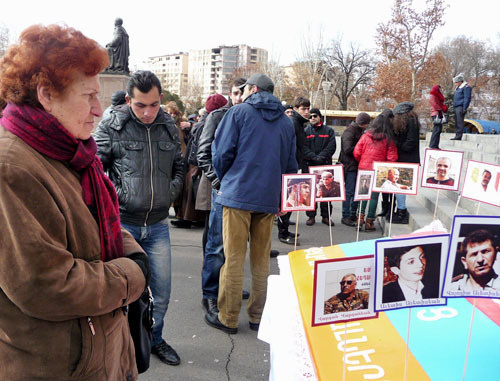 Акция, посвященная "политзаключенным всех времен". Ереван, площадь Свободы, 2 февраля 2014 г. Фото Армине Мартиросян для "Кавказского узла"