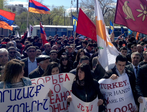 Участники митинга "Геноцид армян - преступление против человечества". Москва, 24 апреля 2014 г. Фото Елены Хрусталевой для "Кавказского узла"