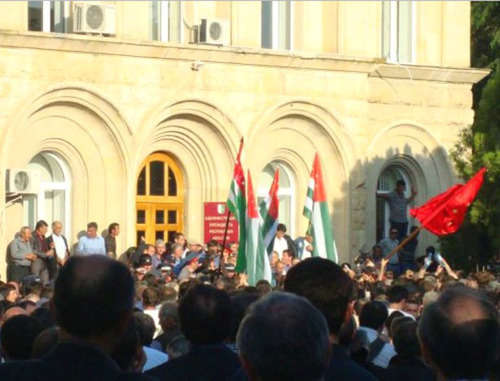 Участники митинга оппозиции в центре Сухума. 27 мая 2014 г. Фото: fbcdn.net