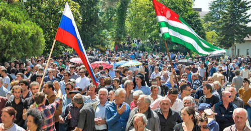 Участники митинга в Сухуме. Весна 2014 г. Фото: Нина Зотина, ЮГА.ру