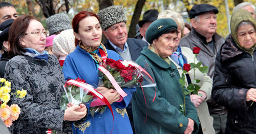 Жители Нальчика возложили цветы у памятника жертвам политических репрессий. 30 октября 2015 г. Фото Людмилы Маратовой для "Кавказского узла"