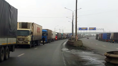 Колонна большегрузных автомобилей. Фото: Стоп-кадр видео "Забастовка дальнобойщиков на трассе М4", https://www.youtube.com/watch?v=3Lfq_mucsbI