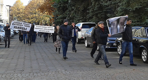 Митинг родственников и соседей погибшего жителя Владикавказа Владимира Цкаева. 2 ноября 2015 г. Фото Эммы Марзоевой для "Кавказского узла"