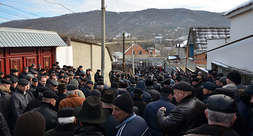 Траурный митинг в поселке Хасанья у дома Хадиса Боттаева.  Фото: Пресс-служба главы и правительства КБР