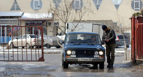 Въезд на рынок в Хасавюрте. Фото: Камиль Хункеров, http://www.odnoselchane.ru/?page=photos_of_category&sect=66&pg=1&com=photogallery