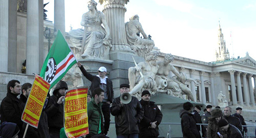 Участники митинга в Австрии. Фото RFE/RL