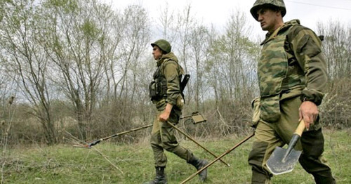 Саперы во время разминирования. Фото https://www.yuga.ru/news/387580/