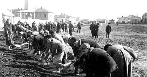 Выполнение тяжелой физической работы репрессированными. 1943-1944 гг. Фото http://www.riakchr.ru/ko-dnyu-deportatsii-karachaevskogo-naroda-shkolnikov-urupskogo-rajona-poznakomili-s-istoriej-repressirovannykh-narodov/