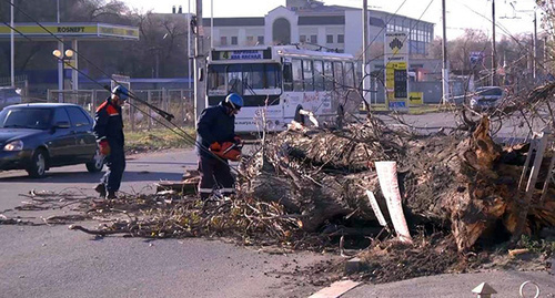 В результате усиленного ветра, порывы которого на территории республики достигали 34 м/c, пострадали социальные объекты, частные домовладени. Фото https://www.facebook.com/mchs09kchr/photos/pcb.1852330854999566/1852330061666312/?type=3&theater