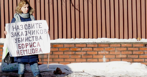 Одиночный пикет. Надпись на плакате - "Назовите заказчиков убийства Бориса Немцова". Москва, 14 февраля 2016 г. Фото корреспондента "Кавказского узла" 