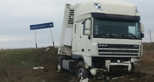 Неизвестные разгромили несколько автомобили дальнобойщиков под Манасом. Дагестан, 1 апреля 2017 года. Фото Руслана Магомедова. 