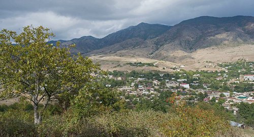 Пограничная территория. Фото © Sputnik / Ilya Pitalev
https://ru.sputnik.az/karabakh/20170501/410076564/obstrel-karabah-chetyre-okkupirovannyh-azerbajdzhana.html