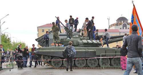 Военная техника в центре Грозного. Фото Магомеда Магомедова для "Кавказского узла"