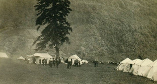 Фотография, сделанная в лагере русских войск в Кбаада (ныне Красная Поляна) 21 мая 1864 года. Здесь состоялся парад русских войск, символизирующей окончание Кавказской войны. В Кбааде росли священные для черкесов пихты. Фото https://commons.wikimedia.org