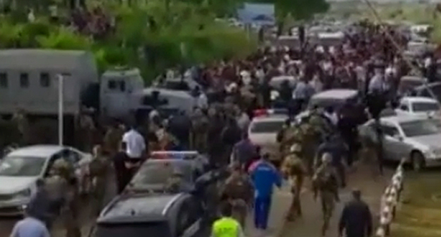 Конфронтация в Ленинауле. Фото стоп-кадр видео hasavyrt_today https://www.instagram.com/p/BWQQW7VljSg/