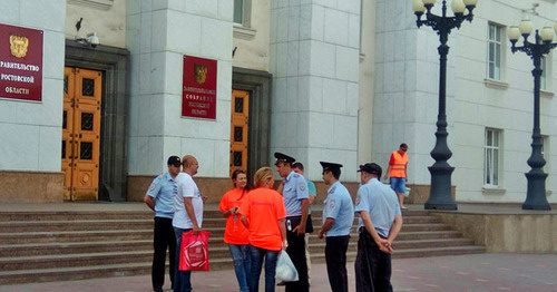 Обманутые дольщики перед Законодательным собранием Ростовской области. Ростов-на-Дону, 22 июня 2017 г. Фото Константина Волгина для "Кавказского узла"