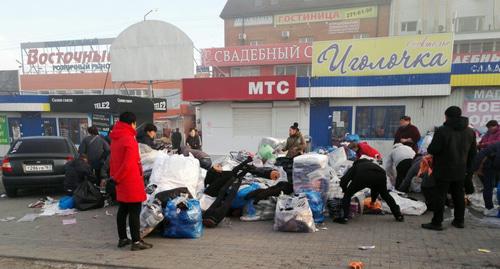 Торговцы после пожара на рынке "Восточный" в Ростове-на-Дону. Фото http://161.ru/text/newsline/352161955635200.html