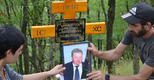 Мардирос Демерчян (справа) на могиле у адвоката Александра Бойченко. Фото Светланы Кравченко для "Кавказского узла"